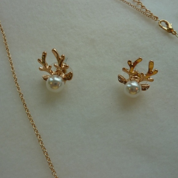 🎁 Holiday Gold Pearl Reindeer Antler Earrings 🎄 - Picture 4 of 5